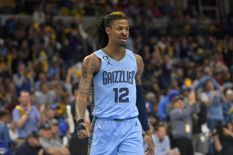 El base de los Grizzlies de Memphis Ja Morant aparece en el juego 5 de la primera ronda de la postemporada del 2023 ante los Lakers de Los Ángeles.