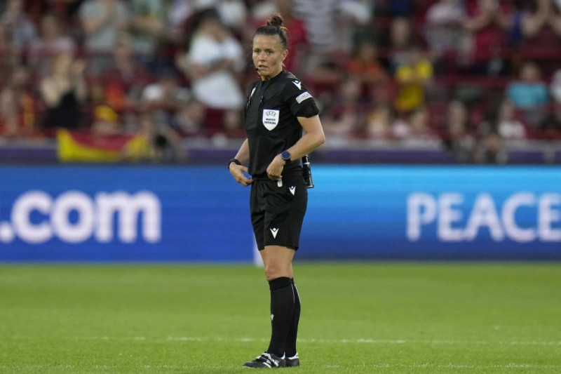 La árbitro Rebecca Welch durante el encuentro de la Euro femenina 2022 entre Dinamarca y España.