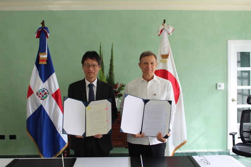 El acuerdo de cooperación fue rubricado por el embajador del Japón en República Dominicana, Takagi Masahiro, y el canciller dominicano, Roberto Álvarez.