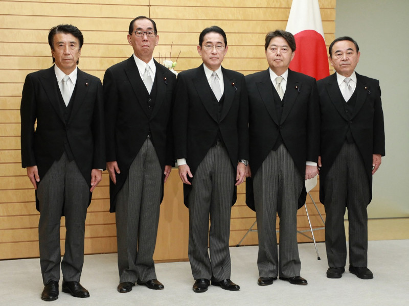 El primer ministro de Japón, Fumio Kishida (C), y los nuevos ministros (de izquierda a derecha), juramentados.