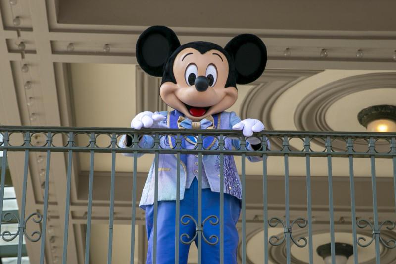 Un actor vestido como Mickey Mouse