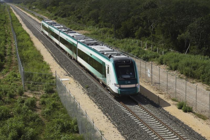El tren inaugural con el presidente Andrés Manuel López Obrador a bordo pasa cerca de Chocholá, estado de Quintana Roo, México