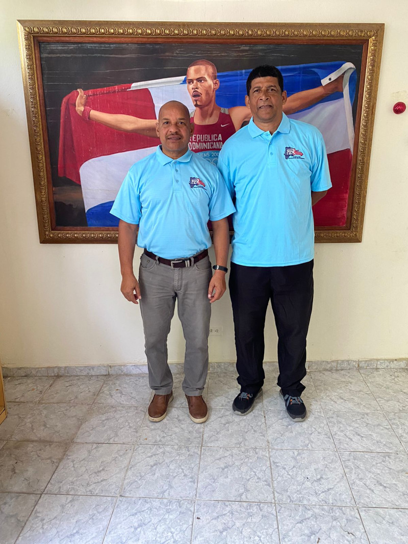Armando Zayas, director de Deportes del Colegio San Judas Tadeo, y Ramón Valdez, presidente de la Asociación de Atletismo del Distrito Nacional.