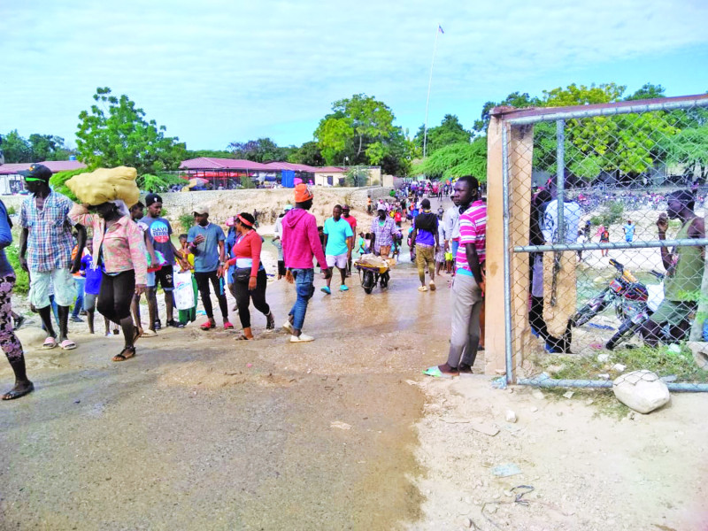 Las jornadas comerciales por la zona norte se reactivaron luego de que el pasado jueves un grupo de civiles haitianos derribó, con una patana, el portón fronterizo y luego lo lanzaron al río. /
