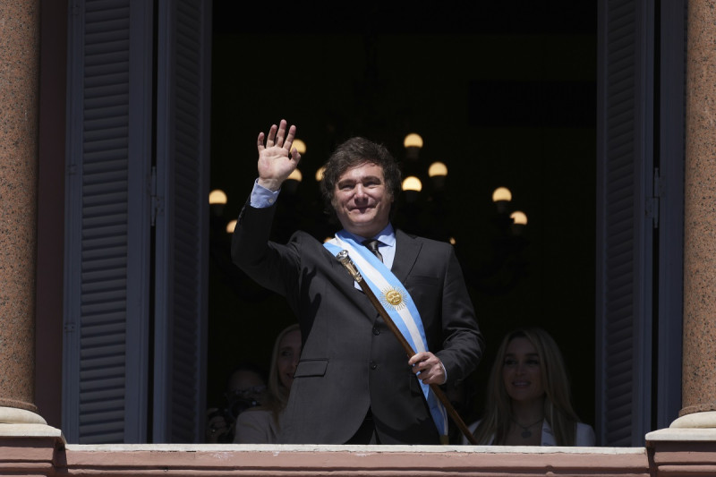 El recién juramentado presidente de Argentina, Javier Milei, saluda a sus partidarios desde el balcón de la casa de gobierno el domingo 10 de diciembre de 2023.