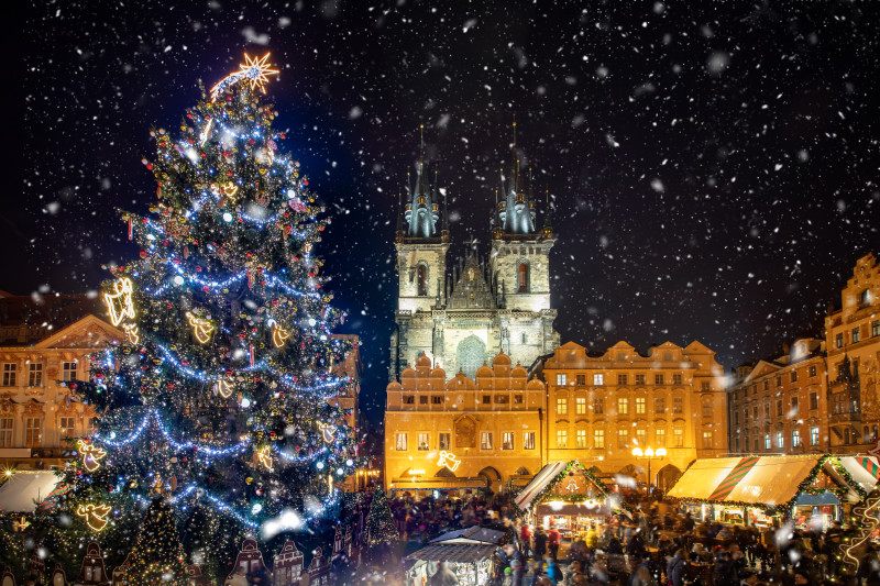El árbol navideño en la plaza de Praga. FOTO CEDIDA POR CIVITATIS