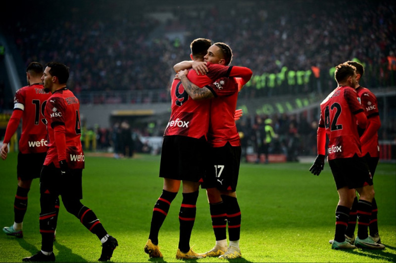 Noah Okafor (d) celebra con su compañero Olivier Giroud después de marcar un gol durante el partido AC Milan vs Monza el 17 de diciembre de 2023