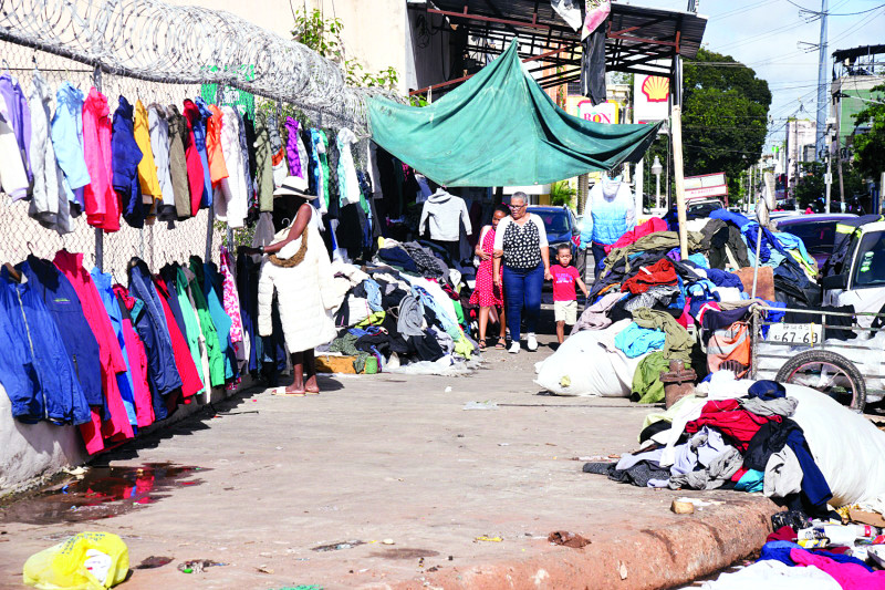 Negocios de venta de ropa y otros artículos en plena acera de un sector de la capital, a pesar de esto estar prohibido en los espacios públicos.