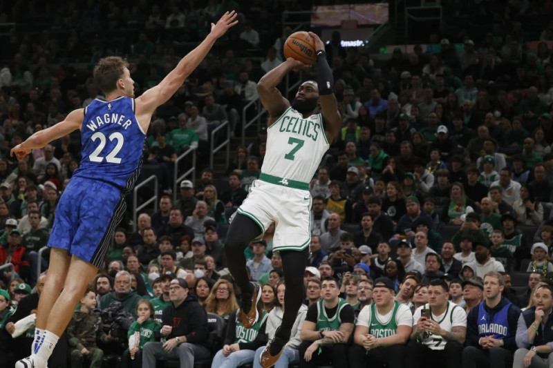 Jaylen Brown dispara sobre la defensa de Franz Wagner en la victoria de Boston sobre Orlando este domingo.