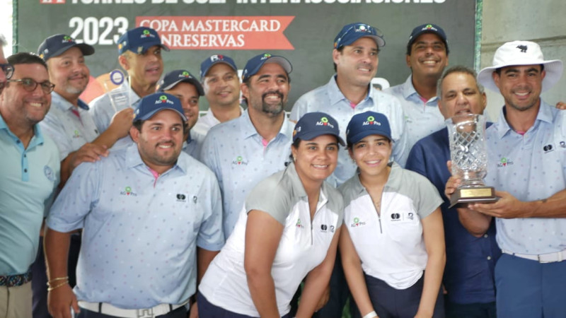 Los jugadores y directivos de Agopro celebran su triunfo. Premió el presidente de Fedogolf, Enrique Valverde y el secretario Edmundo Gracia.