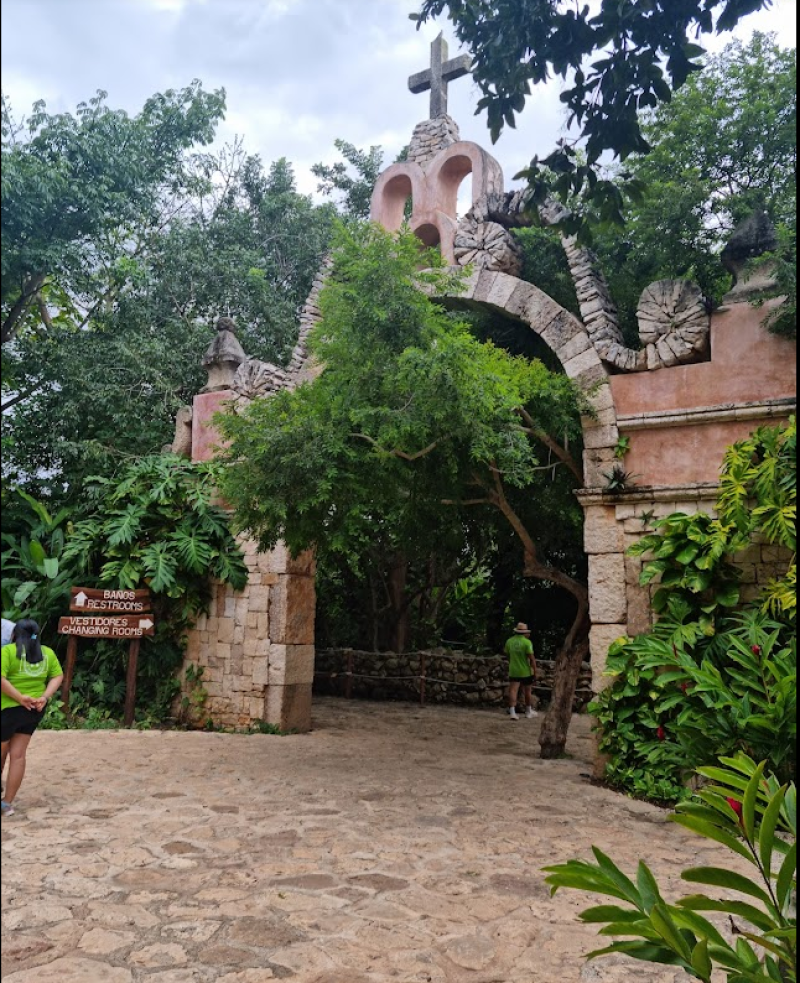 Es un lugar mágico en Yucatán, muy cerca de Mérida, donde puedes disfrutar de su impresionante belleza, su historia y de un rico baño.