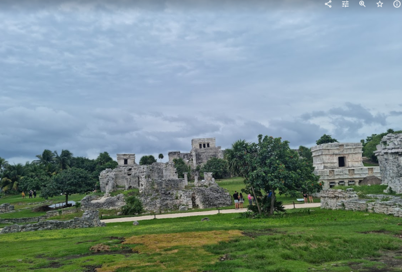 Una ciudad amurallada que los Mayas usaban para protegerse y para hacer comercio.
