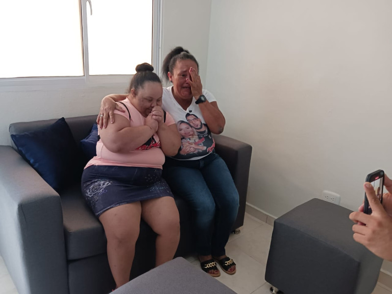 Argentina Gonzalez junto a su hija, Ana Gabriela Gonzalez emocionadas al recibir un apartamento por parte de la fundación Jompéame y Santiago Matías.