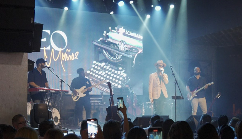 Zeo Muñoz cantó lo mejor de su repertorio ante el público capitaleño en Hard Rock Café.