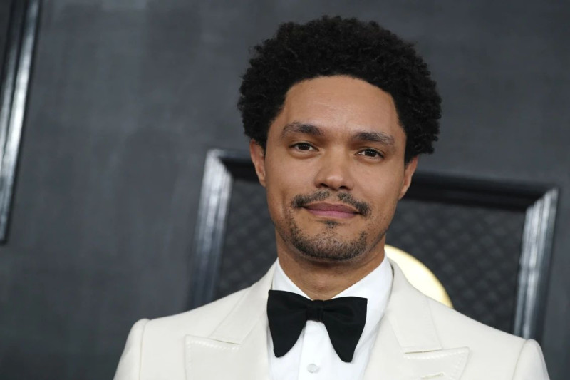 Trevor Noah anuncia que será presentador de Premios Grammy 2024