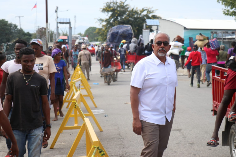 Cientos de compradores y vendedores haitianos participan en mercado de Dajabón