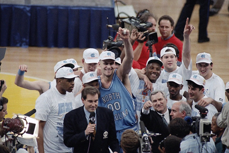 El 5 de abril de 1993, Eric Montross (00), de North Carolina, alza el brazo mientras celebra la victoria contra Michigan en el juego de campeonato de la NCAA.