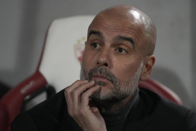 El entrenador del Manchester City, Pep Guardiola, espera al inicio de su partido del Grupo G de Champions League ante el Estrella Roja, en el estadio Rajko Mitic.