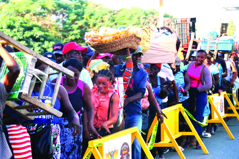 Haitianos forman una larga fila a su llegada ayer al mercado binacional de Dajabón, lo que abrió un espacio de alivio a sus penurias.