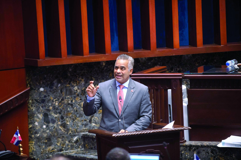 Joel Santos, ministro de la Presidencia, explica ante los senadores todos los detalles sobre la renovación del contrato con Aerodom.