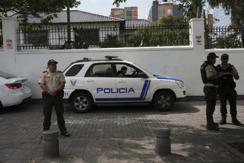 La policía hace guardia afuera de la embajada de México