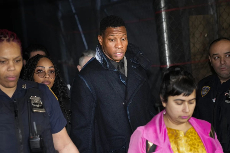 Jonathan Majors saliendo de una sala del tribunal en Nueva York, el lunes 18 de diciembre de 2023