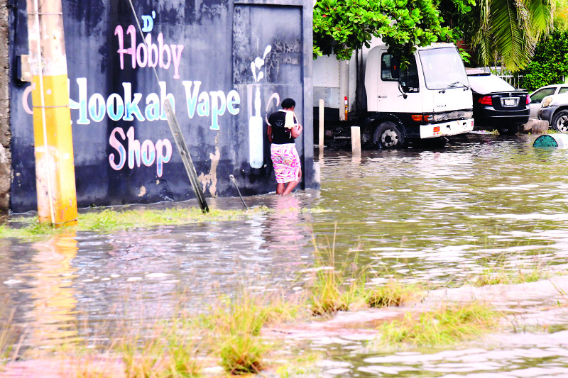 El agua acumulada en un gran hueco en la vereda de la "Cañada de Bonavides" se desplomó por efectos de las lluvias e inundó los caseríos y pequeños negocios a todo el alrededor.