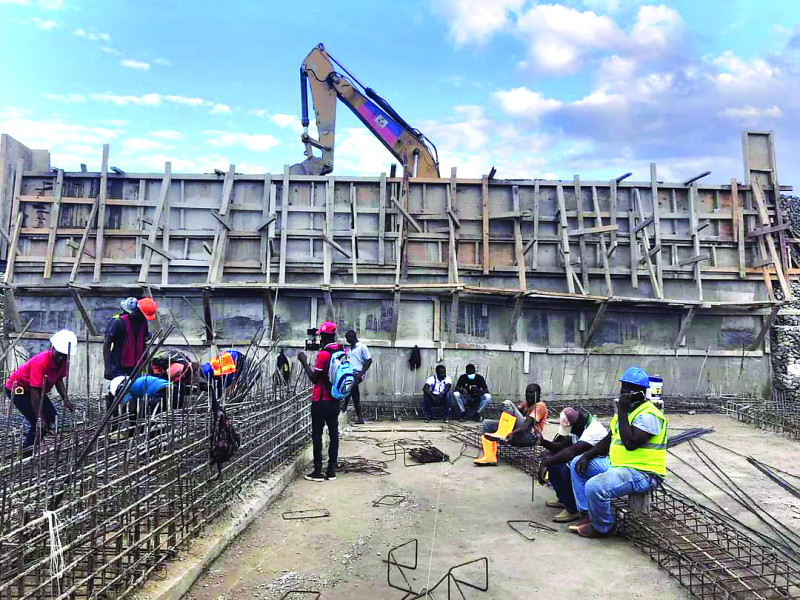 Los trabajadores haitianos construyen un dique-toma en el canal.