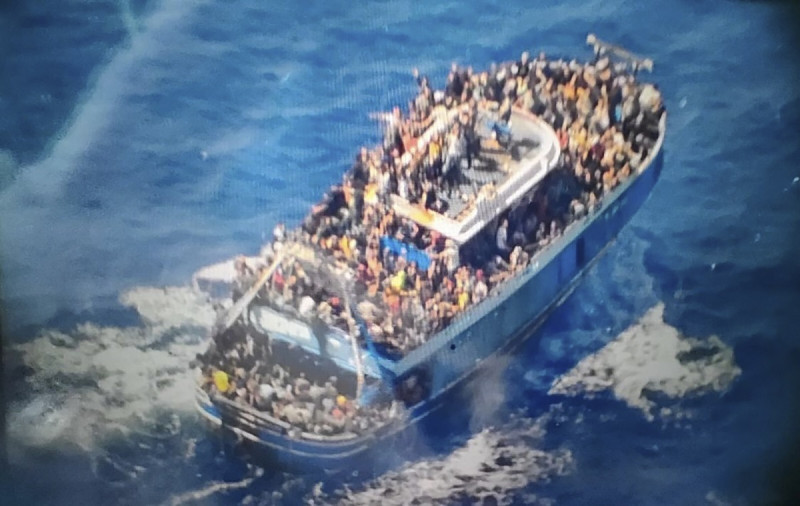 Foto sin fecha de un grupo de migrantes en una embarcación frente al sur de Grecia. Foto suministrada por la Guardia Costera de Grecia el 14 de junio de 2023.