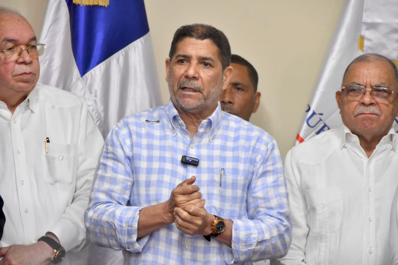 El ministro de Agricultura, Limbert Cruz durante un acto de entrega de cheques a productores de distintos rubros y proveedores de algunos servicios agropecuarios.