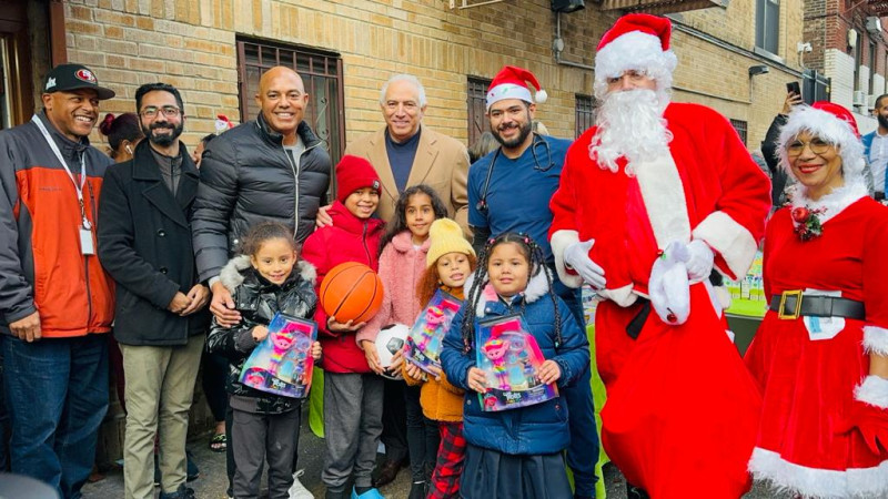 Mariano Rivera entrega juguetes a niños de Nueva York.
