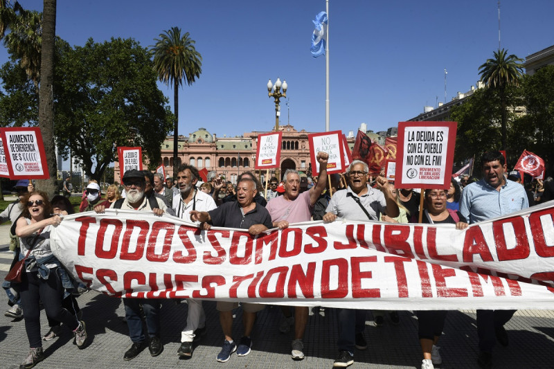 Manifestantes marchan contra las medidas de ajuste económico en Buenos Aires, Argentina, ayer 20 de diciembre de 2023.