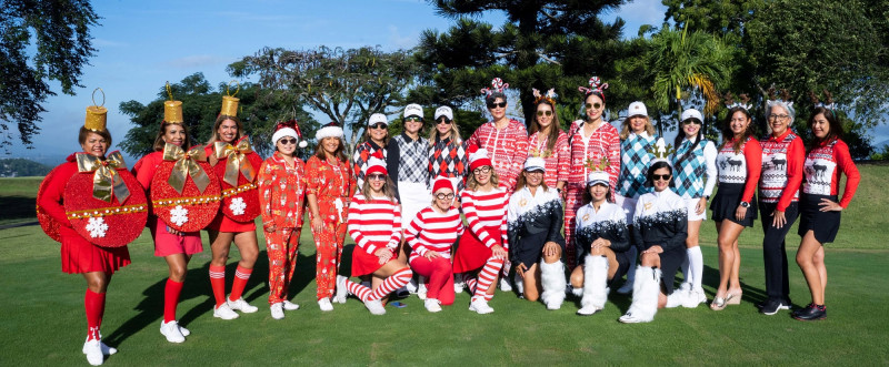 Grupo de jugadoras con su vestimenta navideña