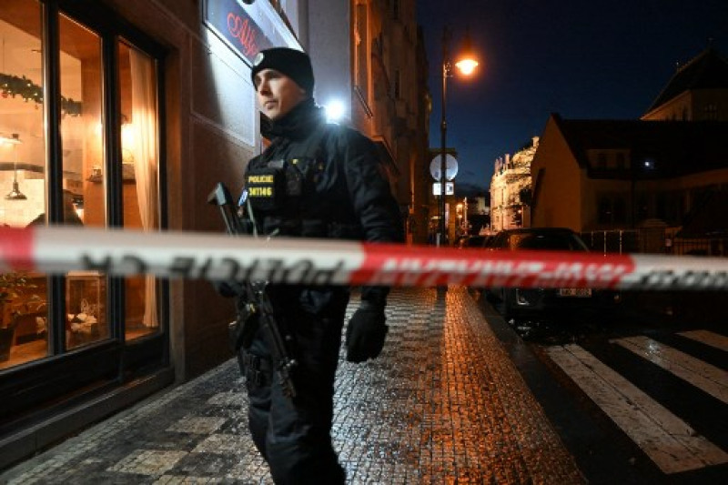 Un oficial de policía asegura el área cerca de la Universidad Carolina en el centro de Praga, el 21 de diciembre de 2023.