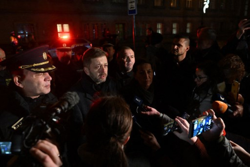 El presidente de la policía checa, Martin Vondraeek (i), y el ministro checo del Interior, Vit Rakusan (centro), hablan con los medios de comunicación después de un tiroteo en la Universidad Carolina de Praga, el 21 de diciembre de 2023.