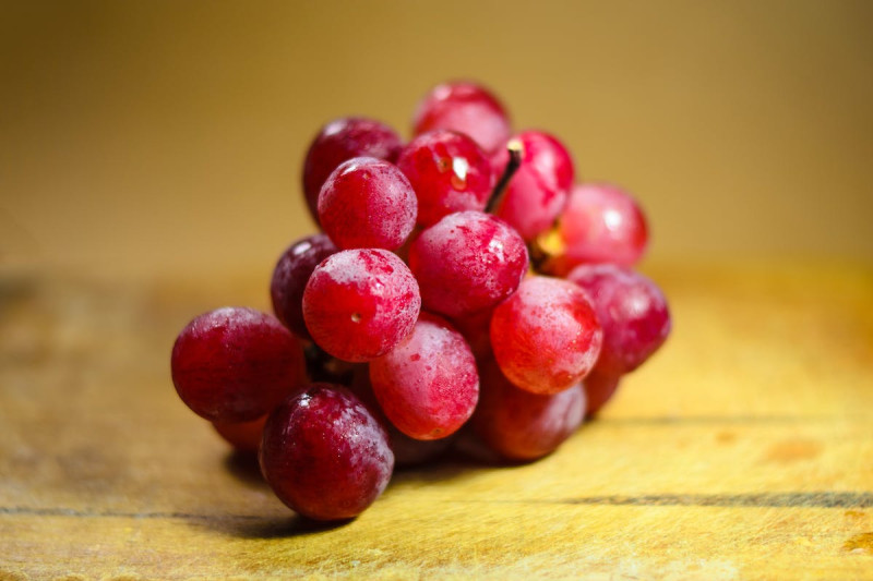 Las uvas rojas contiene una mayor concentración de la molécula resveratrol.
