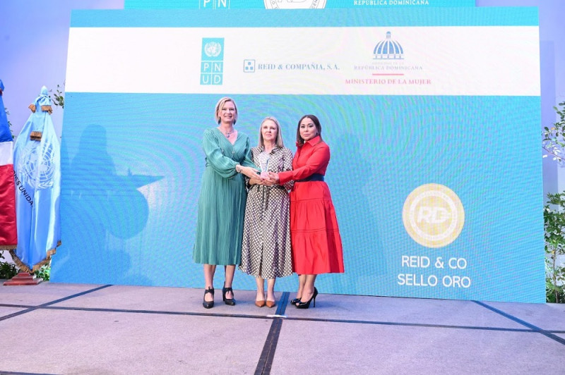 Clara Reid de Frankember, presidenta de Reid & Co, recibe su premio.