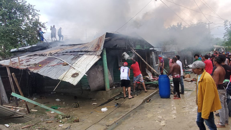 Un fuego destruyó viviendas y afectó otras tres, el en sector La Bendición, en la barriada Cienfuegos.