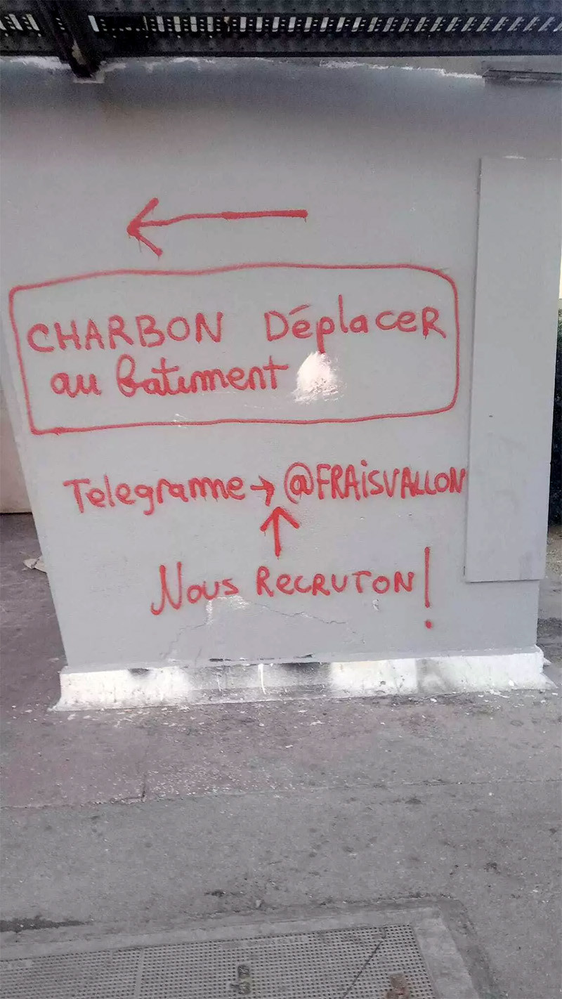 Afiche del expendio de drogas "El carbón", atendido por adolescentes en Frais-Vallon: se informa sobre el traslado del puesto hacia otro edificio, el contacto Telegram y que se está contratando personal para la venta.