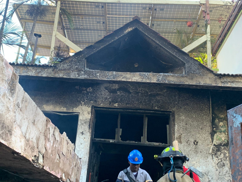 Incendio en un residencial en la calle Erik Leonard Ekman próximo