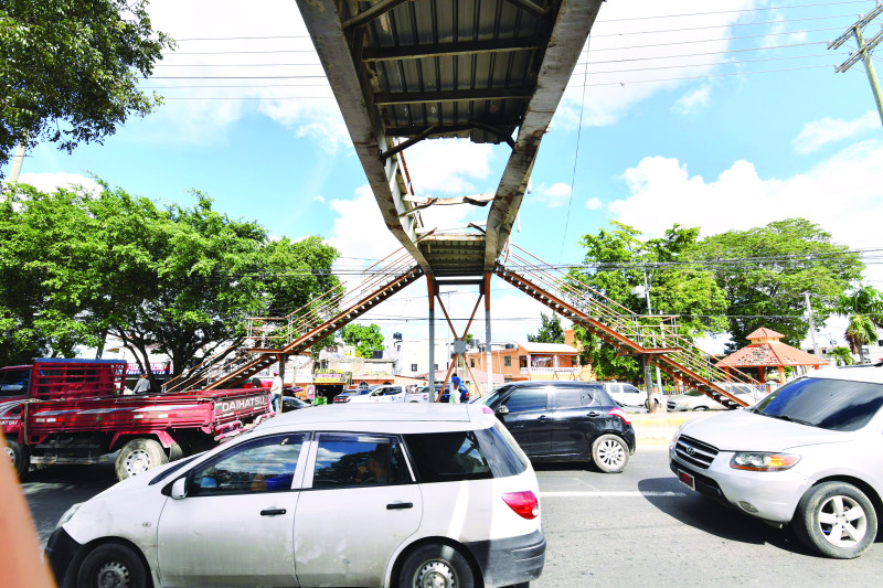 El puente peatonal de Sabana Perdida es un homenaje a la indiferencia.