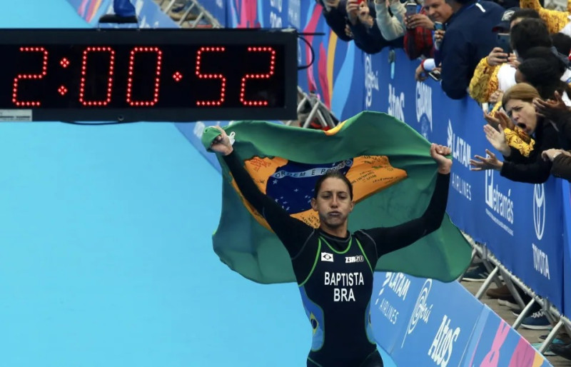 Luisa Baptista exhibe orgullosa la bandera brasileña luego de ganar una competencia internacional.
