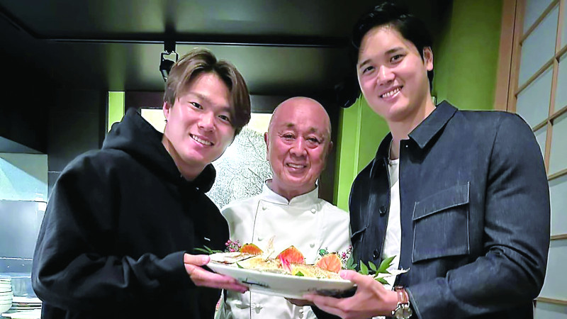 Yoshinobu Yamamoto y Shohei Ohtani muestran el plato que pidieron al chef.