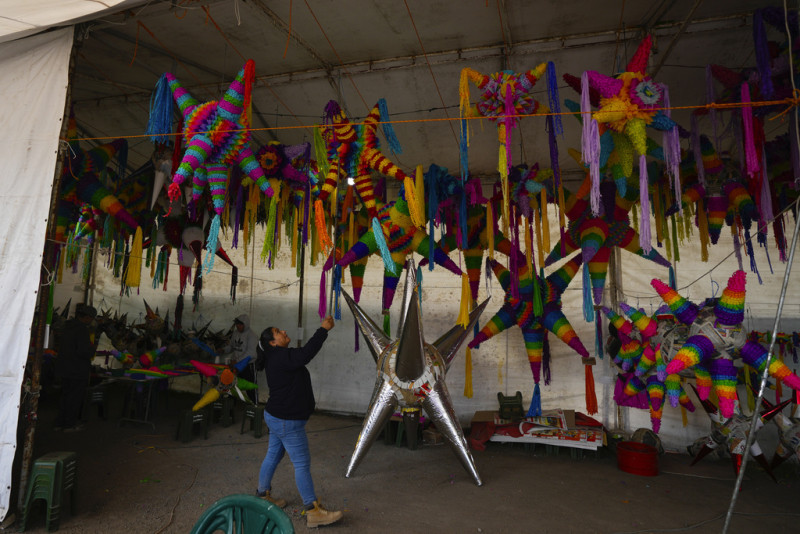 María de Lourdes Ortiz Zacarías vende piñatas