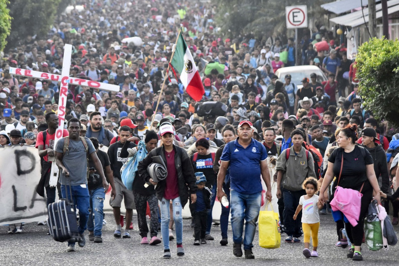 Migrantes participan en una caravana hacia la frontera con Estados Unidos en Tapachula, estado de Chiapas, México.