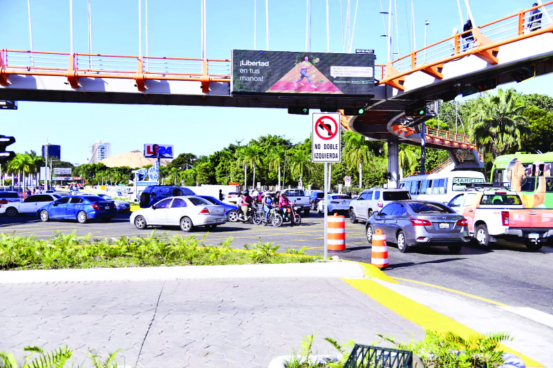 El tapón se agudizó ayer en la ciudad de Santo Domingo con los giros cerrados en la avenida 27 de Febrero esquina Máximo Gómez.