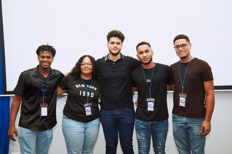 Estudiantes ganadores del primer lugar del “Hackathon”.