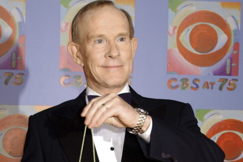 El comediante Tom Smothers hace trucos de yo-yo durante su llegada a la celebración del 75 aniversario de CBS el domingo 2 de noviembre de 2003 en Nueva York.