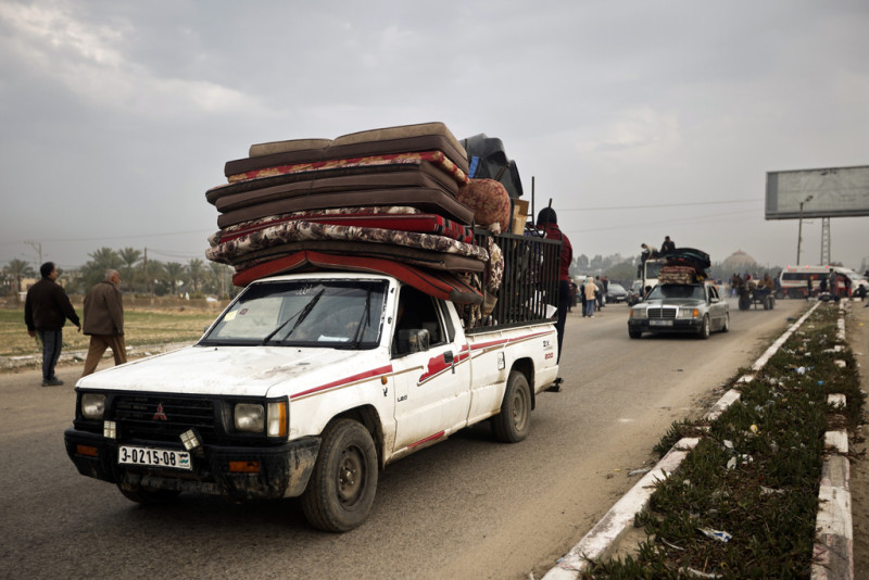 Palestinos huyen de la ofensiva terrestre israelí en Jan Yunis, Franja de Gaza, el 27 de diciembre de 2023
