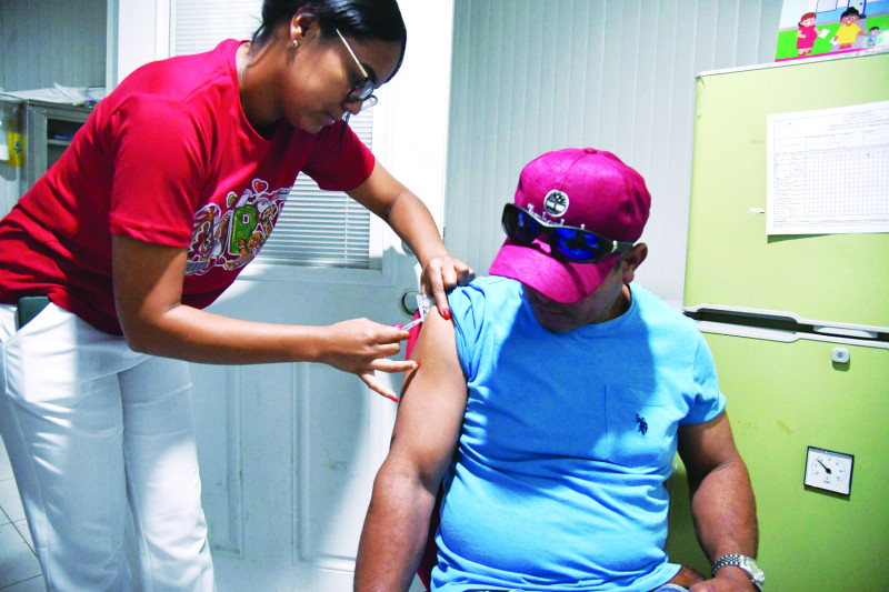 Una trabajadora de salud coloca una dosis de vacuna contra Covid a un ciudadano durante las jornadas de ayer en la capital.